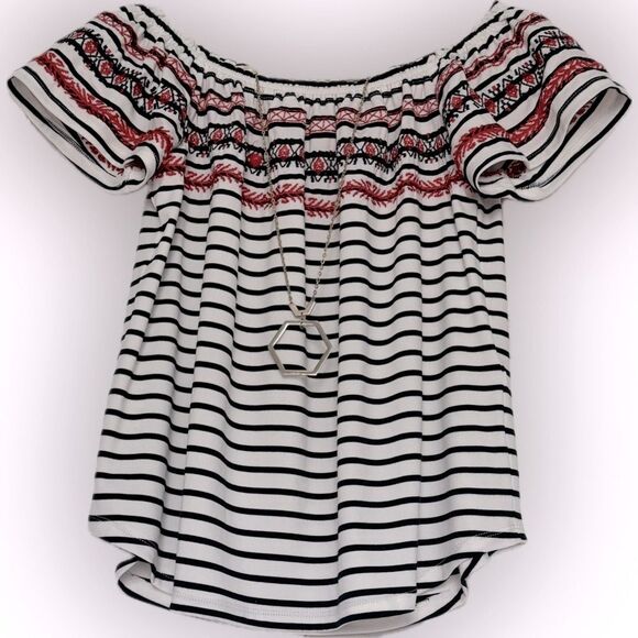 Fun & beautiful THML off the shoulder top! - Picture 8 of 13